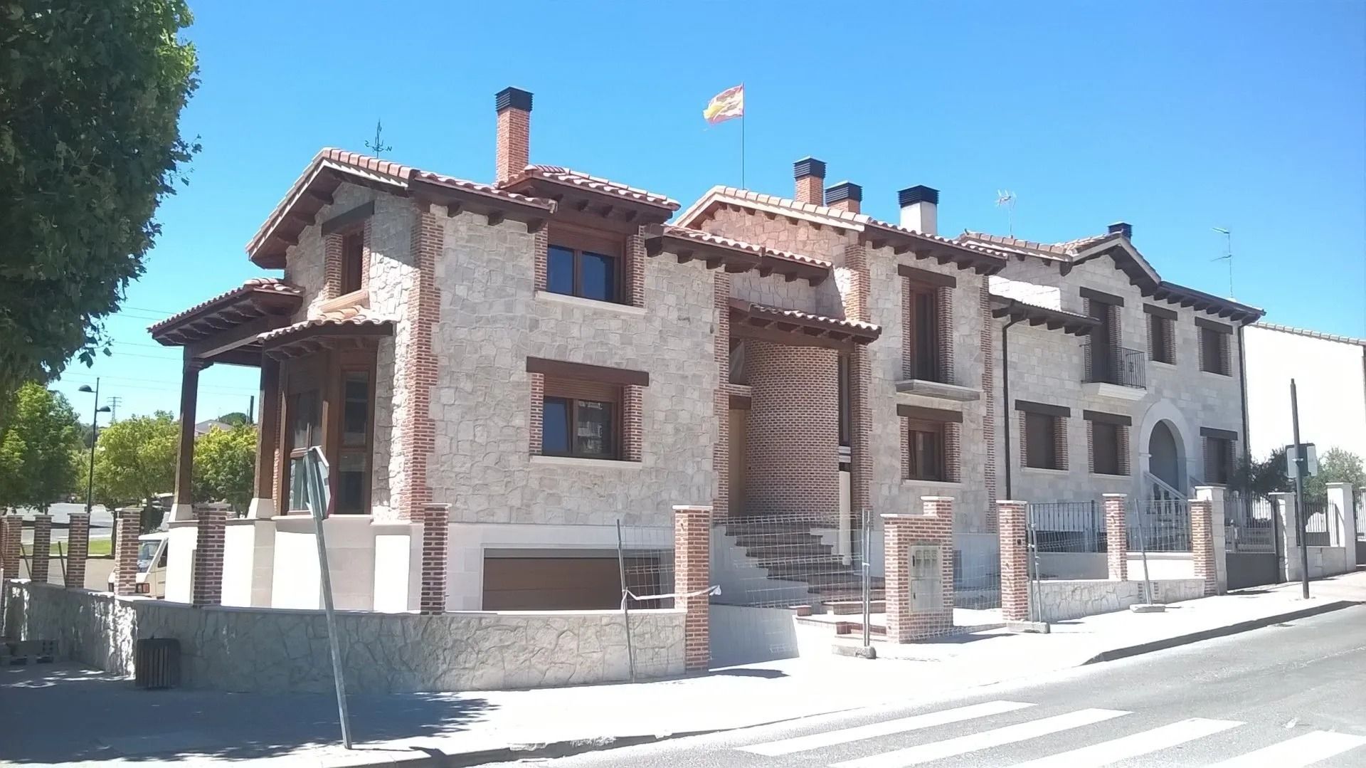 Una casa grande con una bandera encima