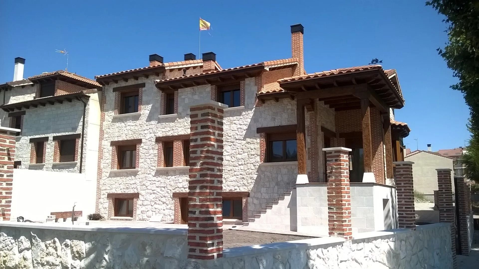Un edificio de ladrillo con una bandera encima.