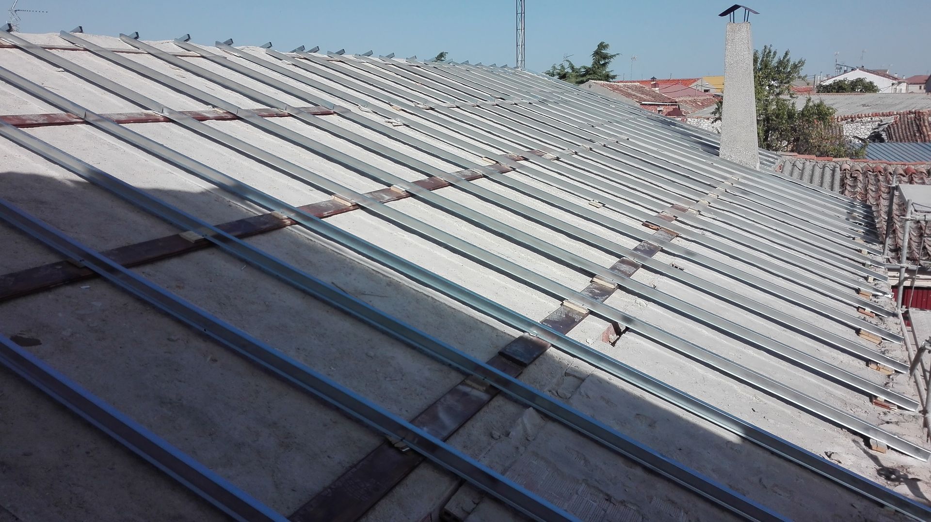 Un techo con muchas barras de metal.