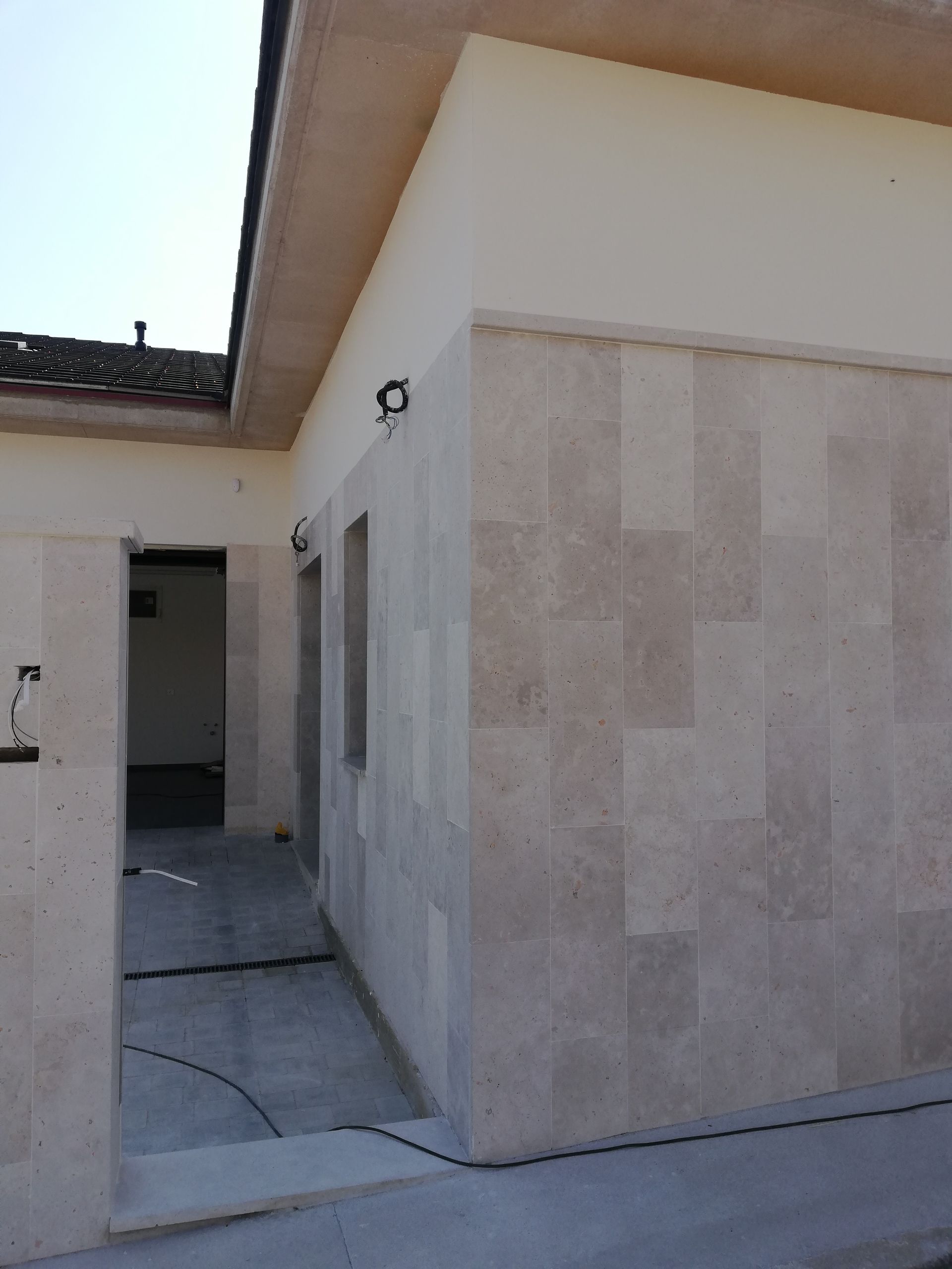 Un edificio con una manguera conectada a un costado.