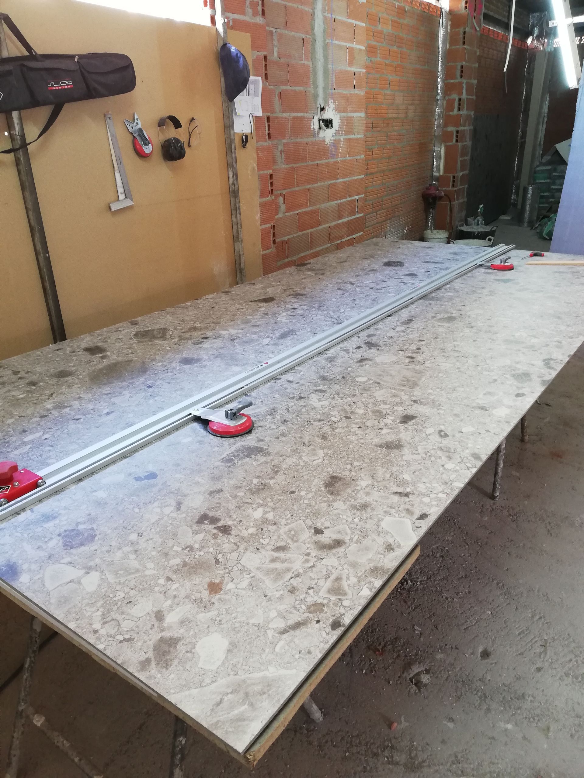 Una mesa larga de madera con una cinta métrica encima.