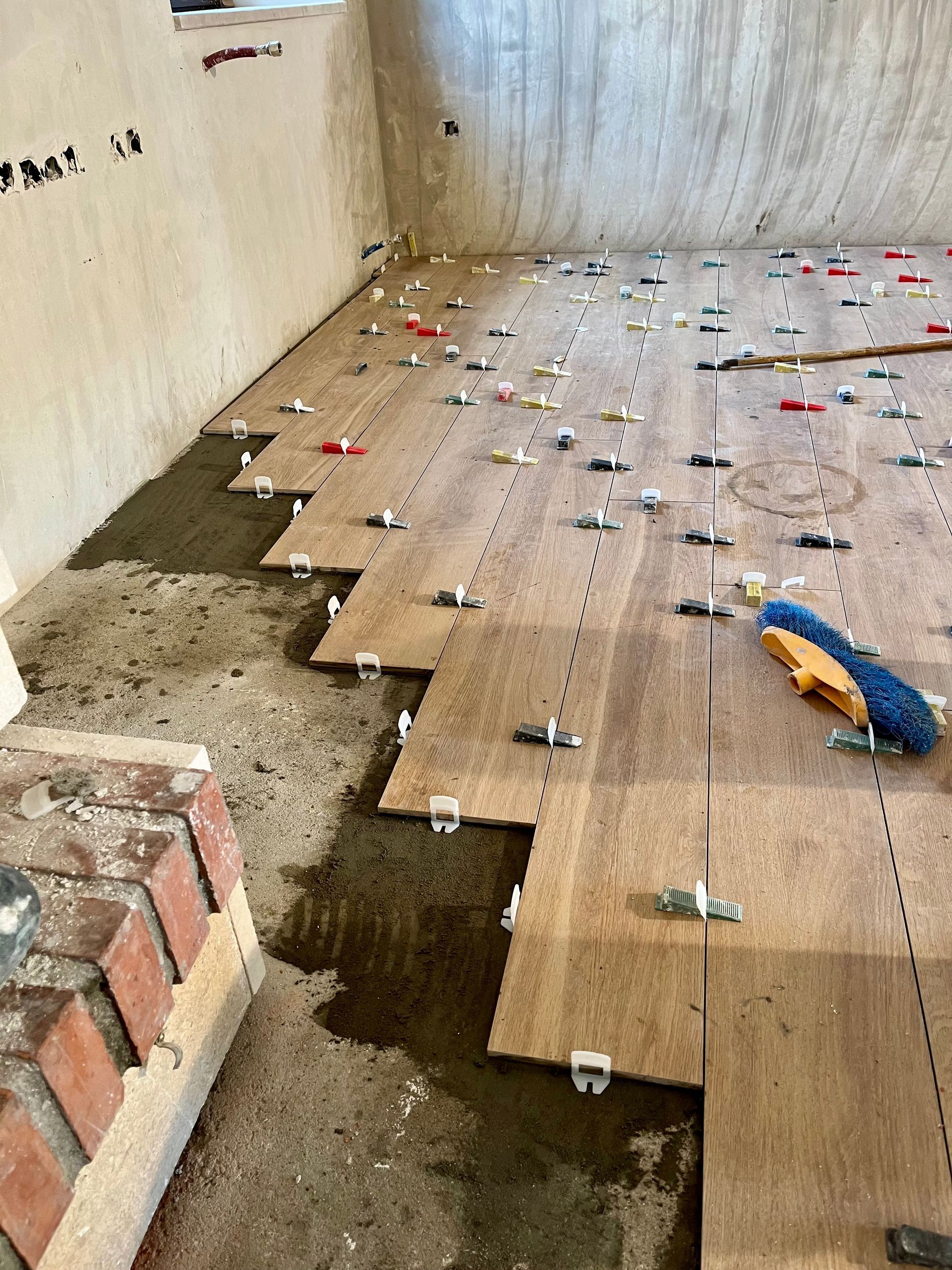 Se está instalando un suelo de madera en una habitación.