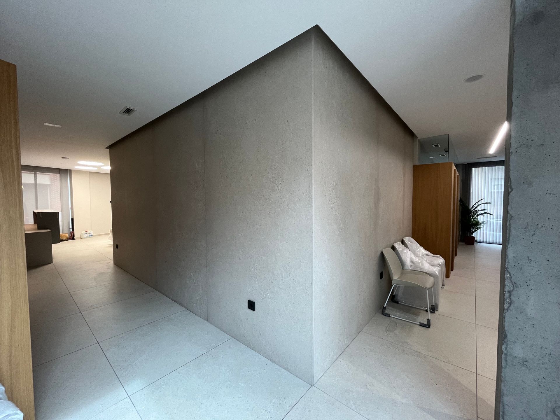 Un pasillo con una silla en el medio.