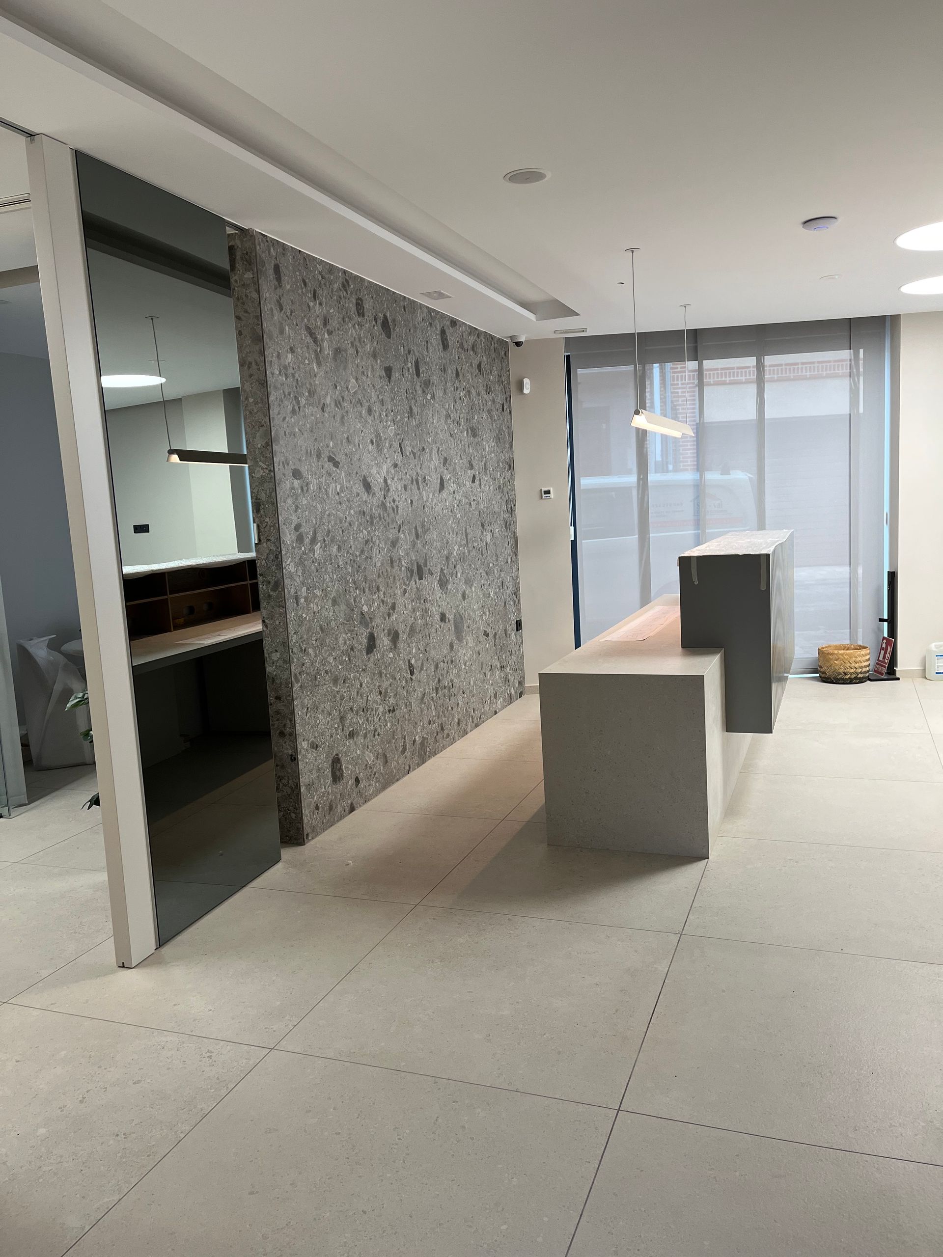 Una habitación grande con una pared de ladrillos y un mostrador.