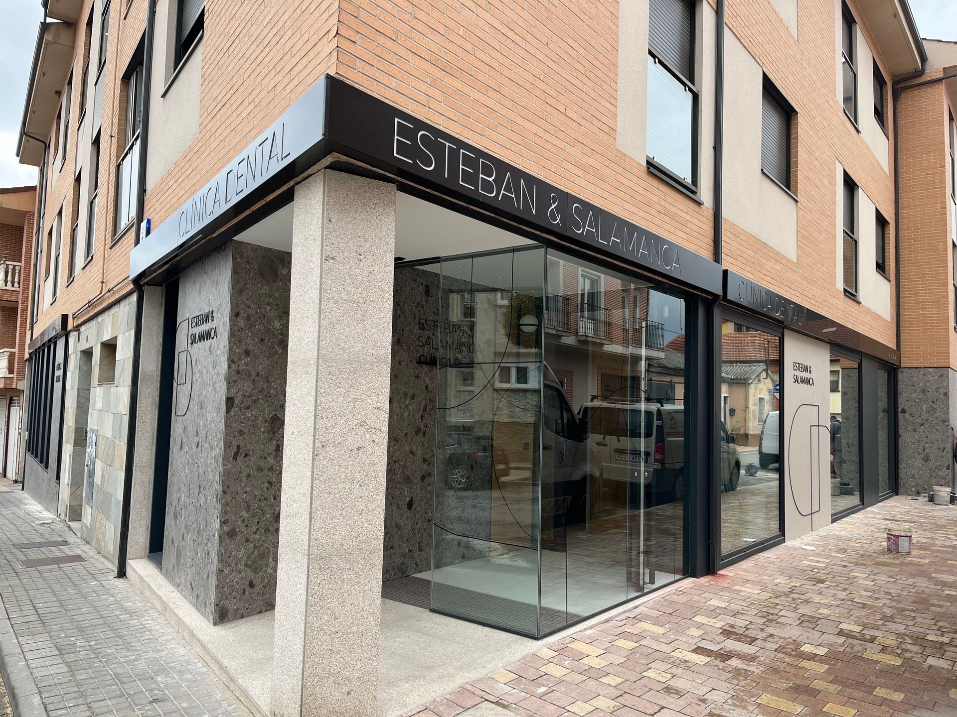 Un edificio con un cartel que dice Esteban.