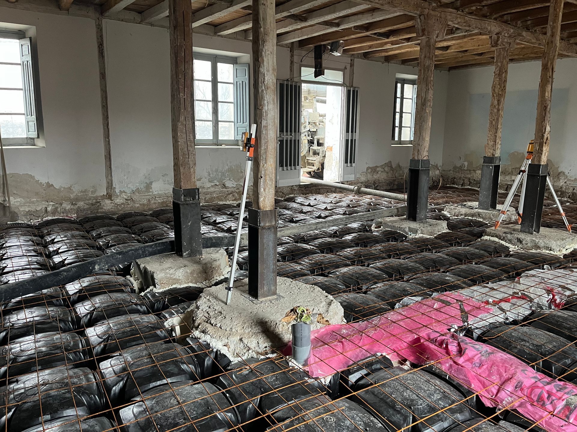 Una habitación grande con muchas bolsas en el suelo.