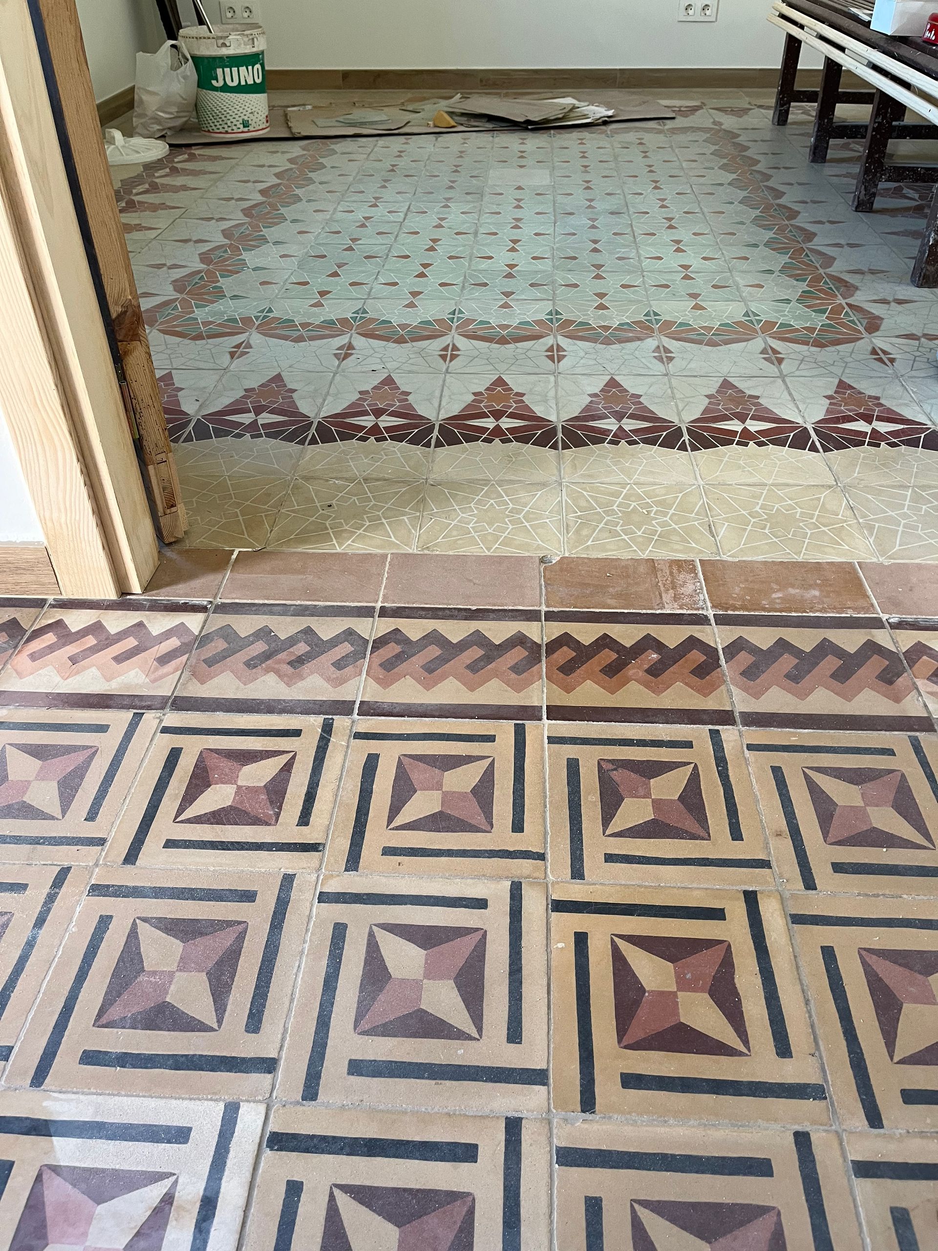 Un suelo de baldosas con un patrón de cuadrados y triángulos.