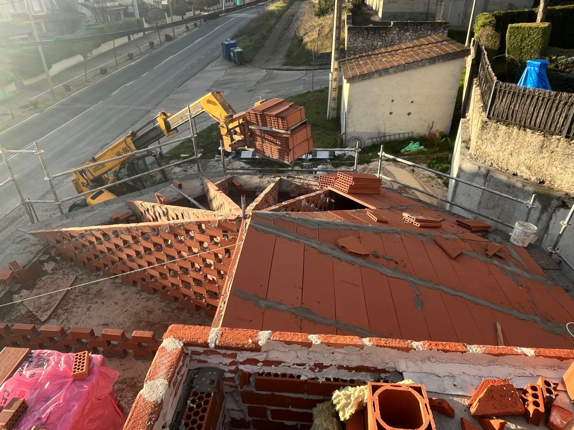 Una vista aérea de un sitio de construcción con una grúa y ladrillos.