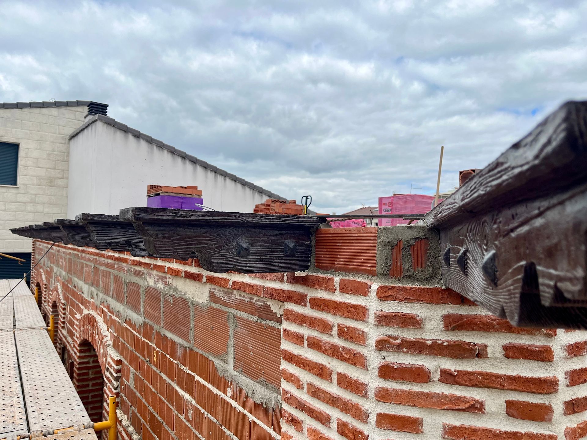 Se está construyendo un muro de ladrillos encima de un edificio.