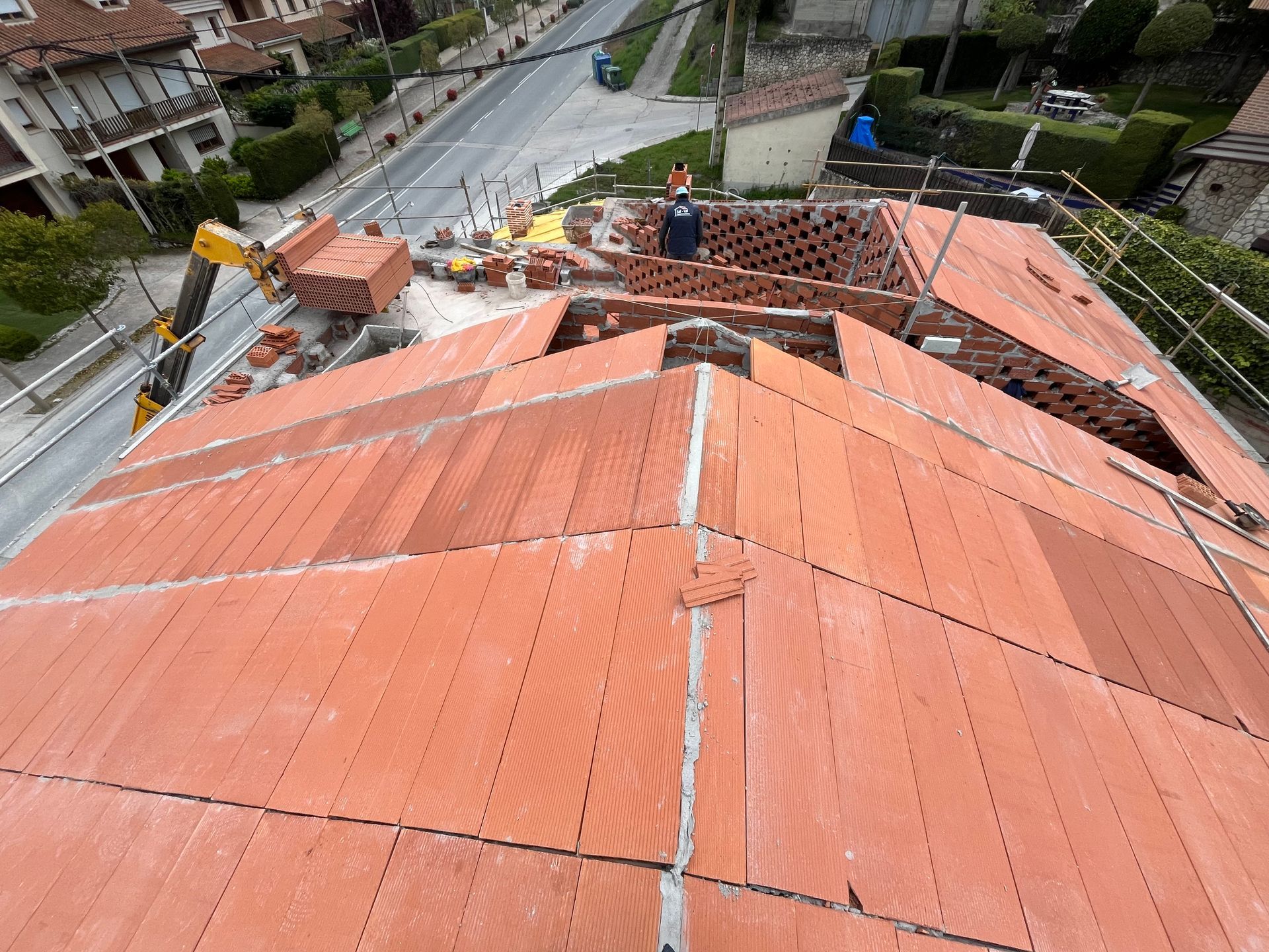 El techo de un edificio se está construyendo con ladrillos.