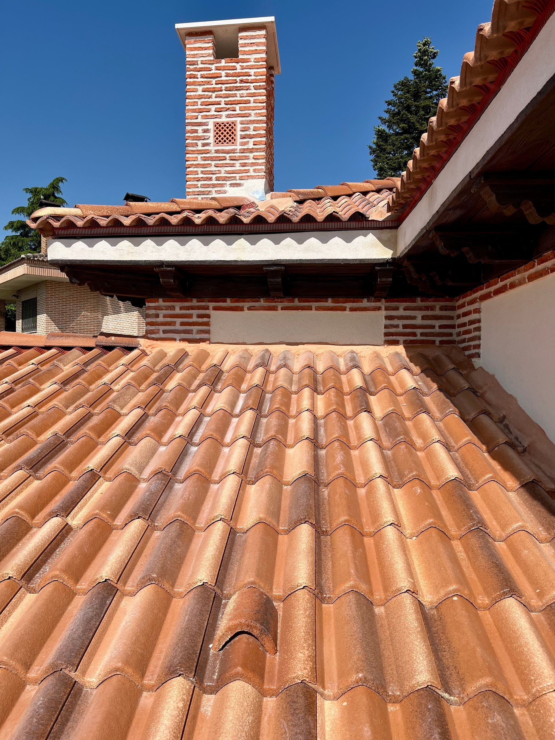 Un techo con una chimenea encima