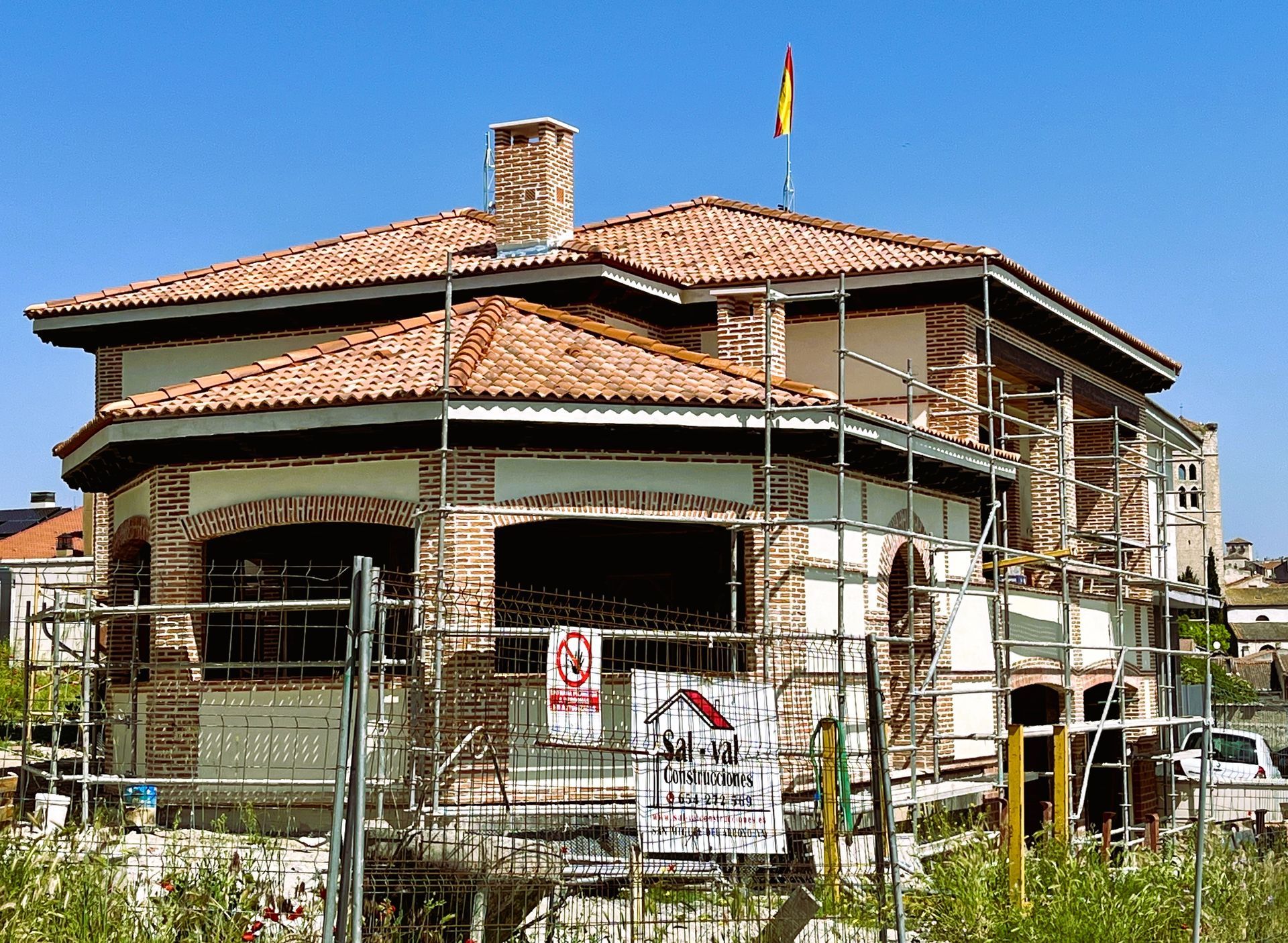 Una casa que se está construyendo con andamios alrededor