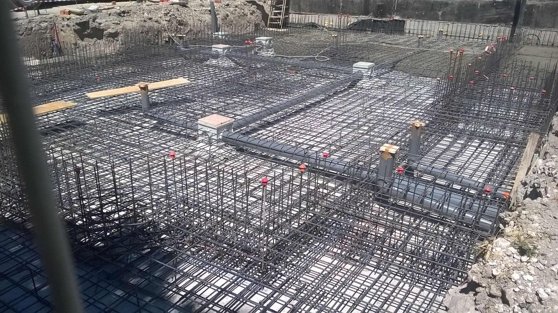 Un sitio de construcción con muchas barras de acero y andamios.