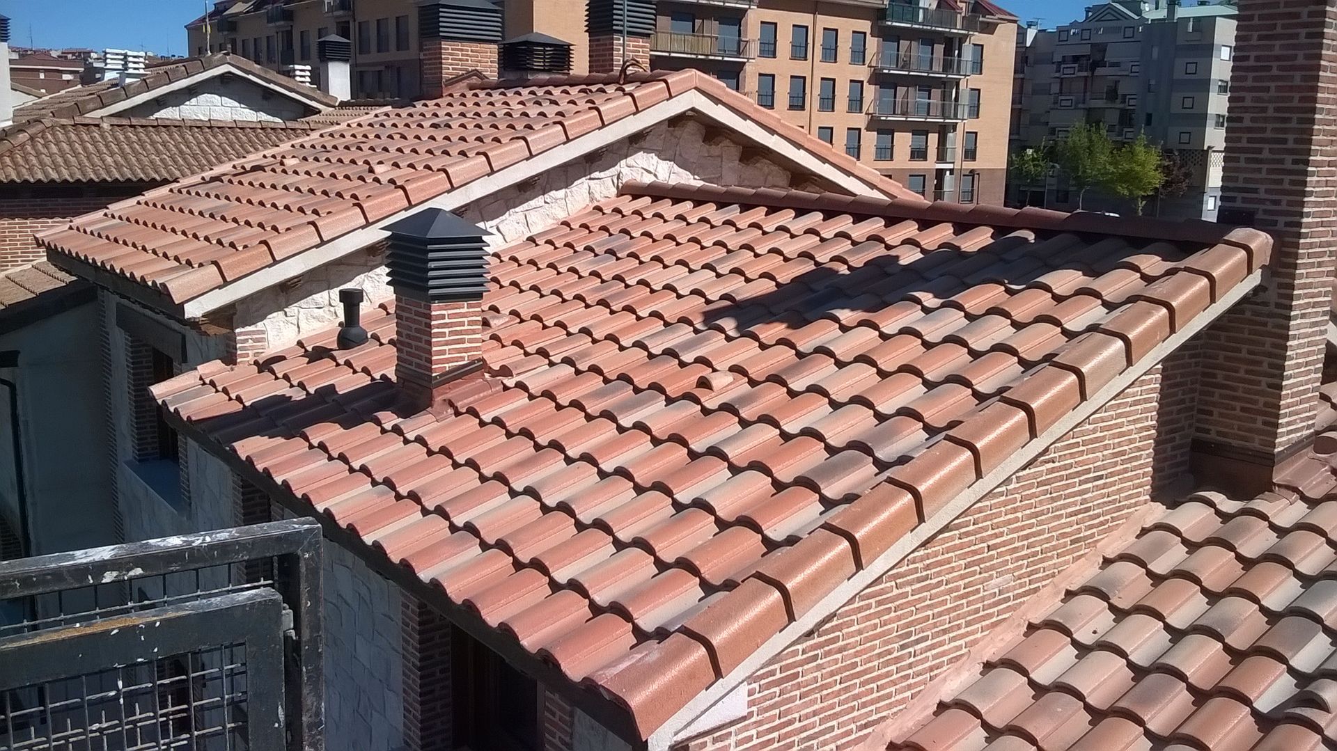 Un techo con muchas tejas