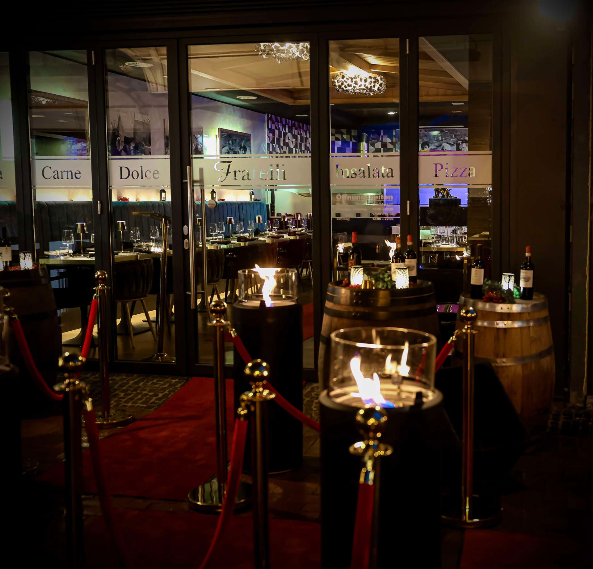 ein Restaurant mit einem roten Teppich davor