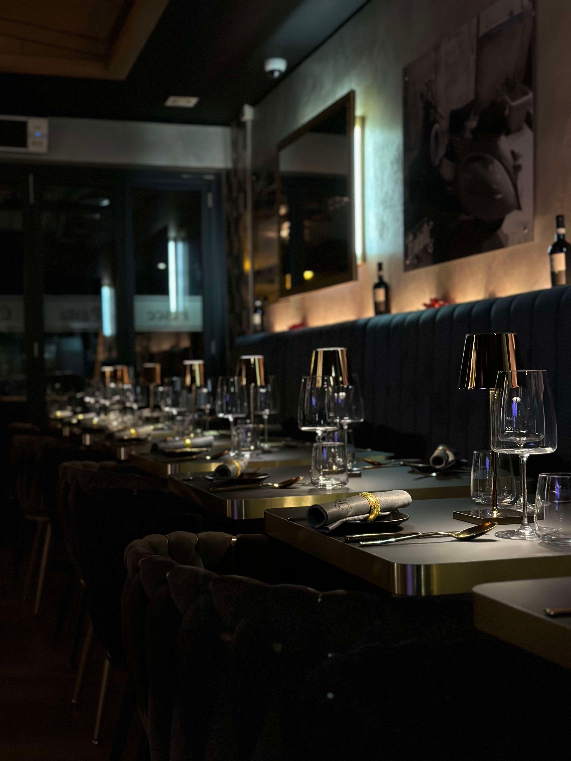 gedeckte Tische in einem Restaurant