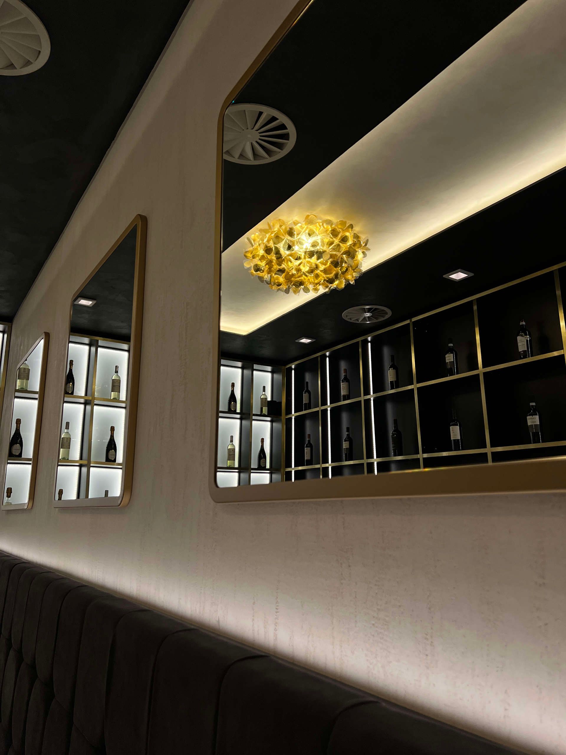 Flaschen Wein stehen auf einem Regal in einem Restaurant