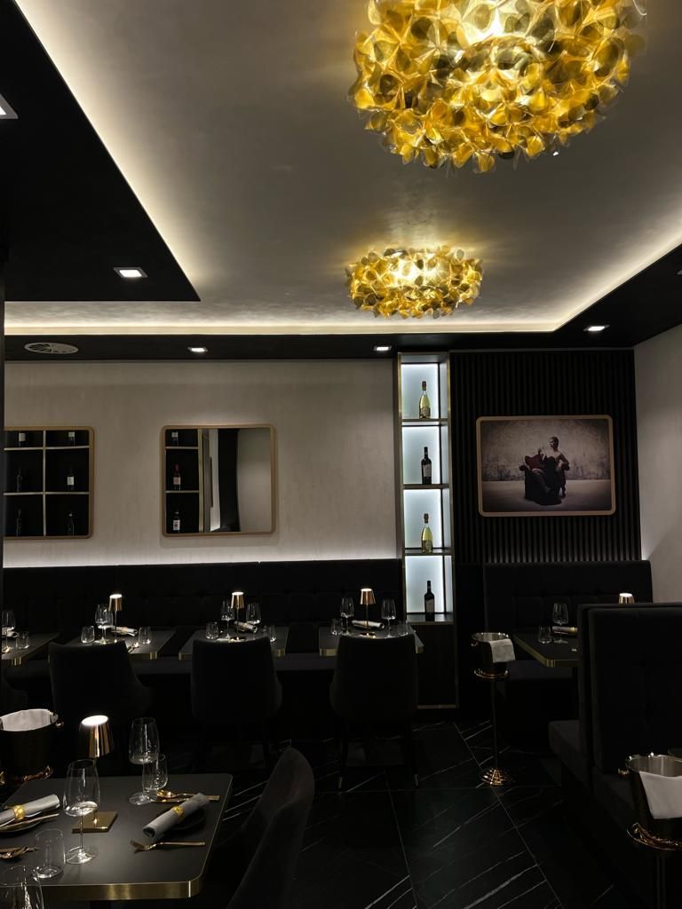 gedeckte Tische in einem Restaurant