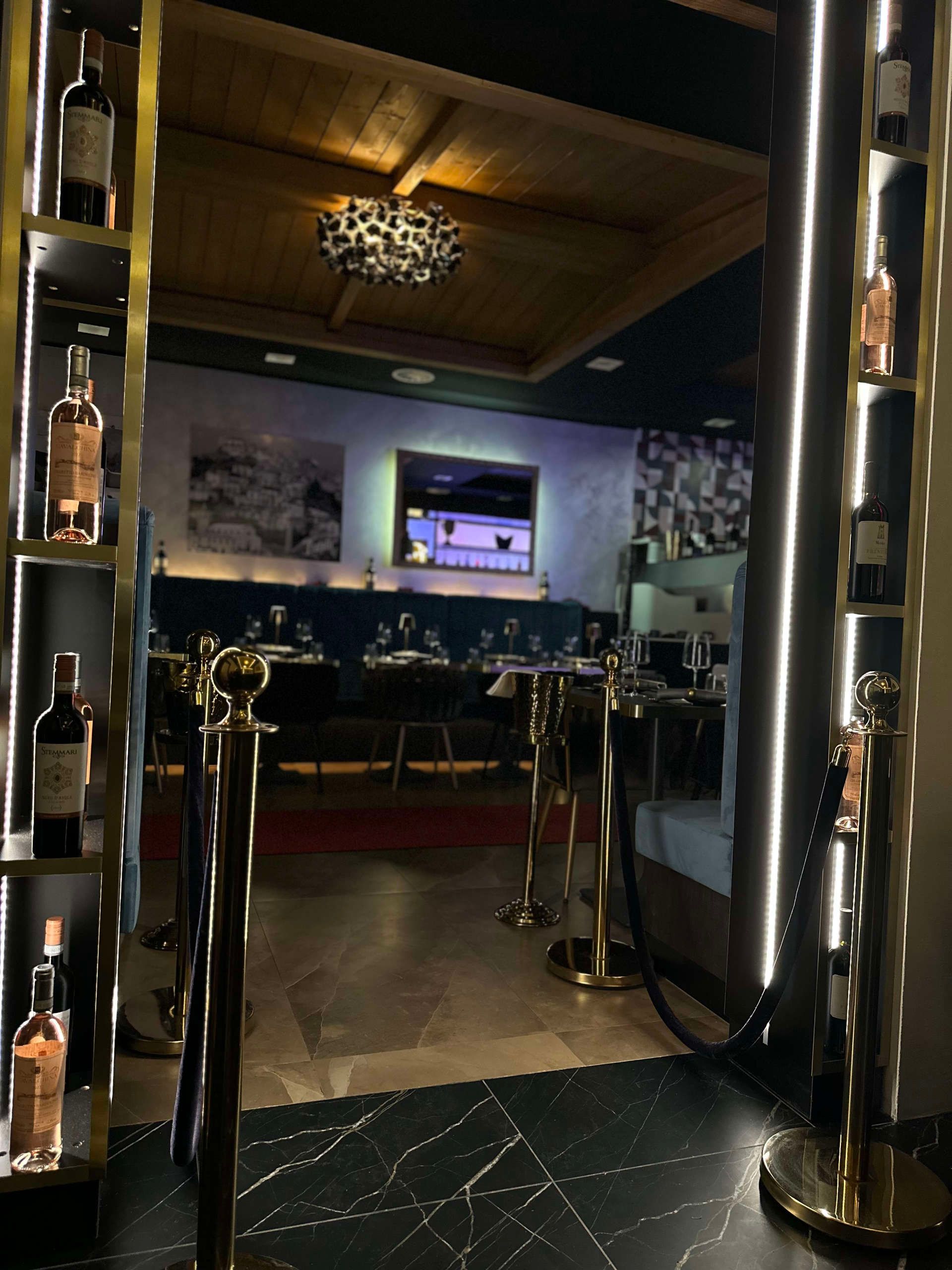 Flaschen Wein stehen auf einem Regal in einem Restaurant