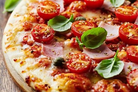 Pizza mit frischen Zutaten