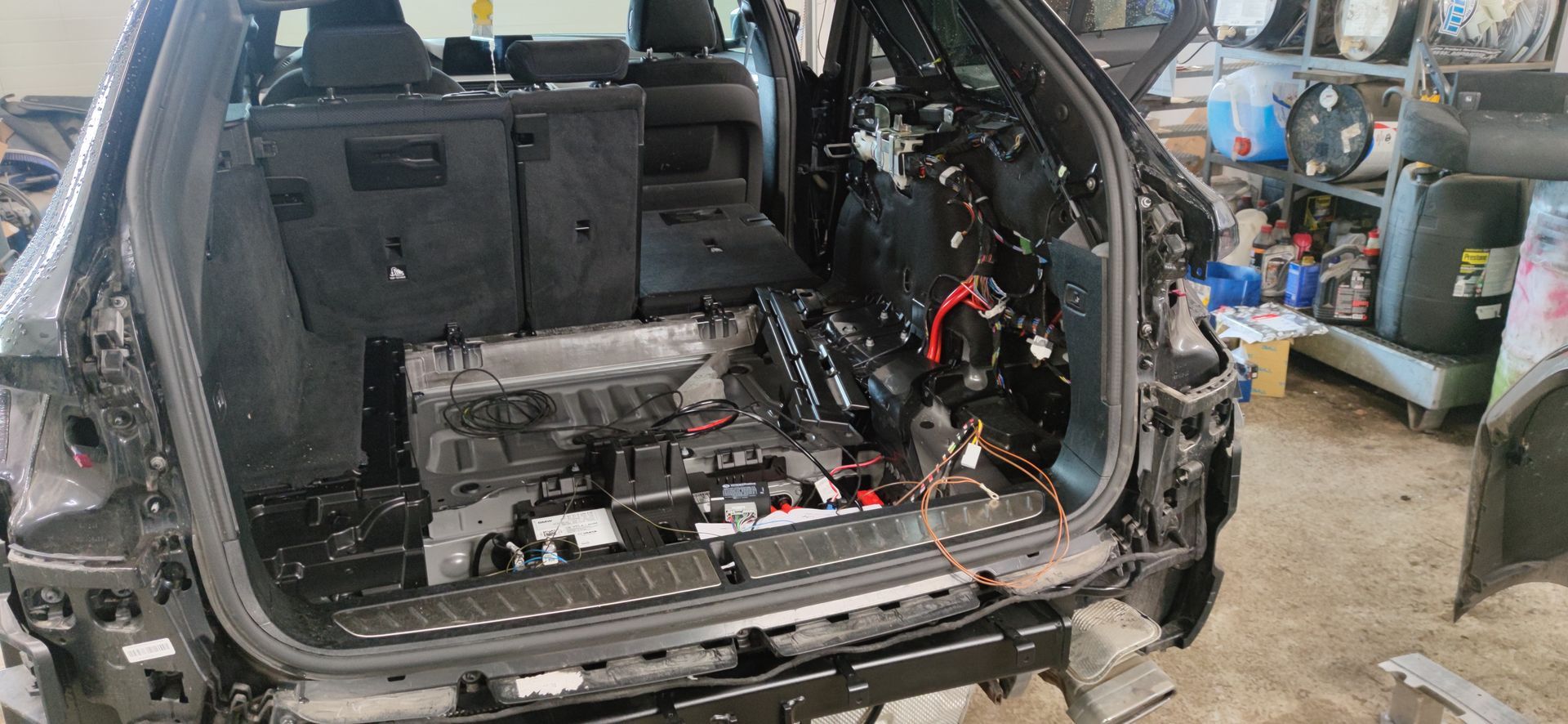 Frisches Motoröl wird direkt aus einem Kanister in die Öleinfüllöffnung eines Motors gegossen.