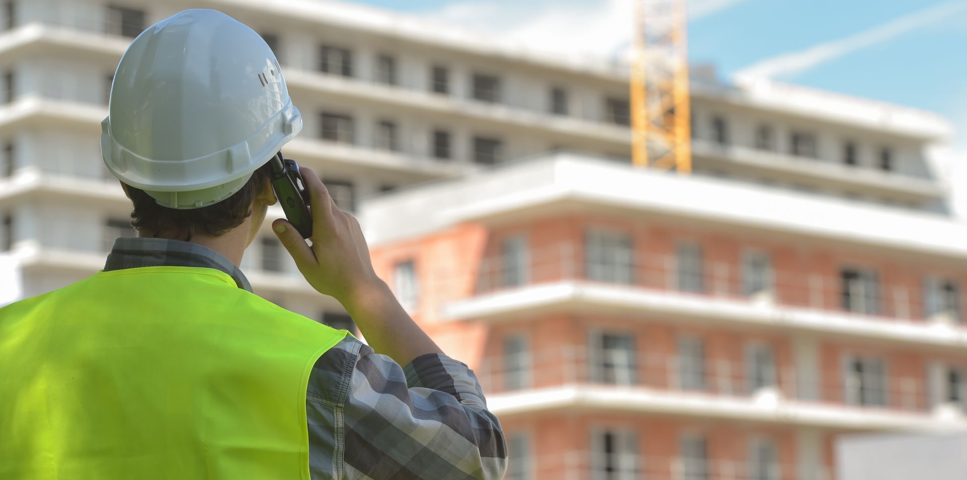 Ouvrier utilisant un talkie-walkie sur un chaniter de construction