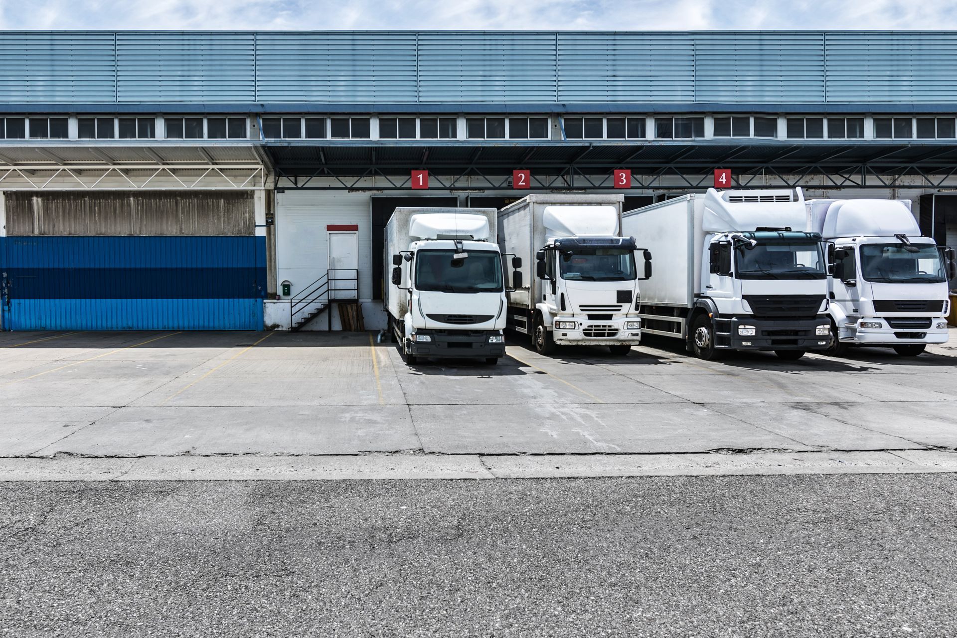 Camions d'une entreprise garés sur une plateforme de chargement