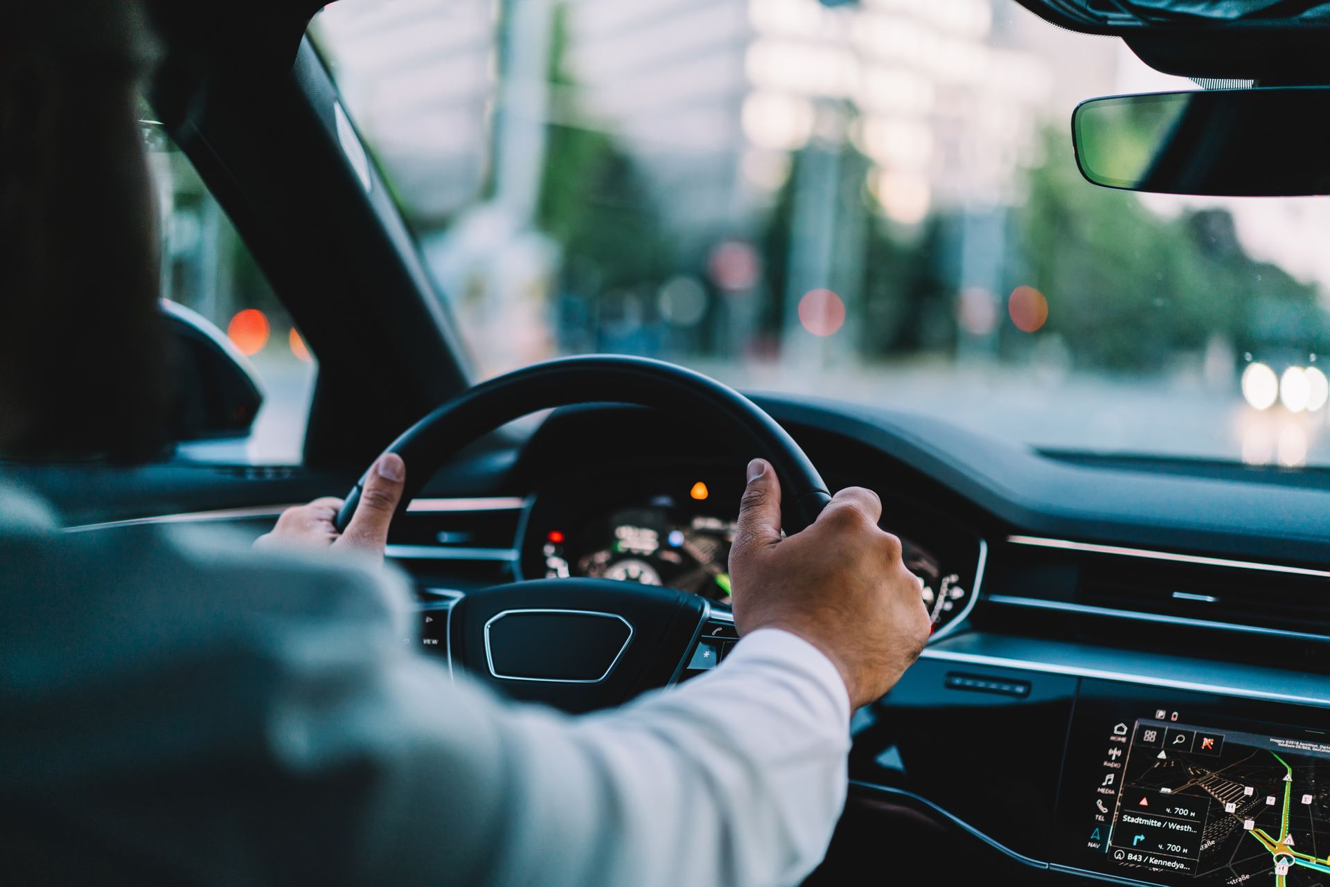 Homme tenant le volant d'une voiture