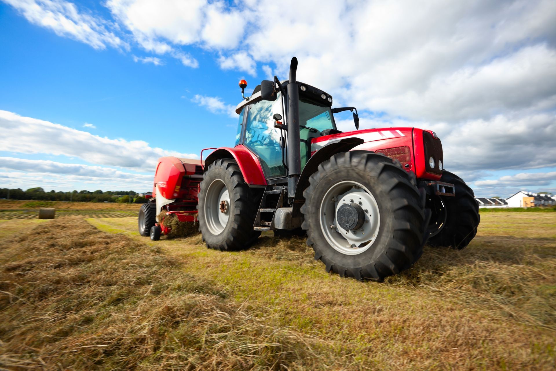 Tracteur rouge dans un champ