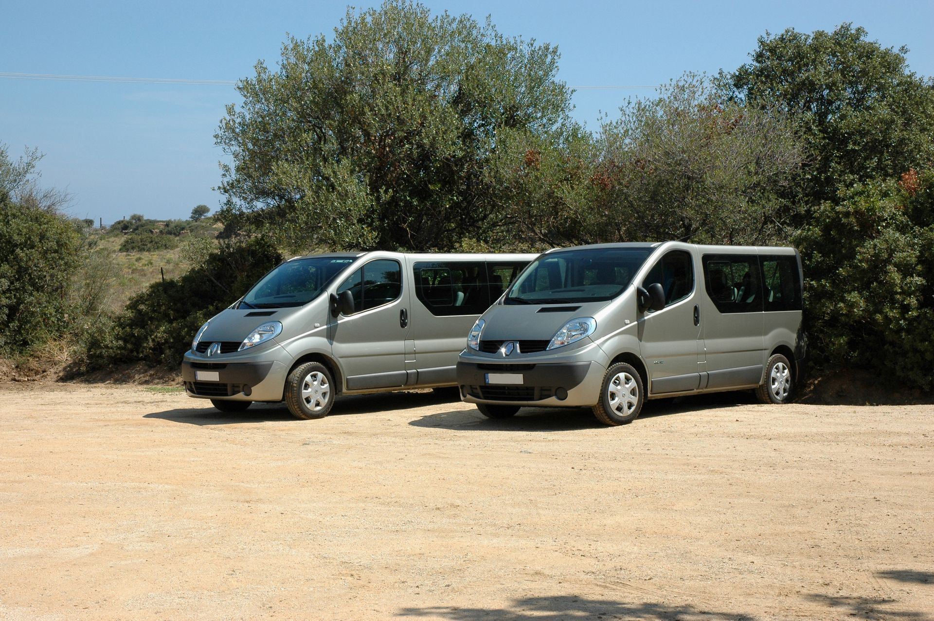 Deux minibus garés sur un parking