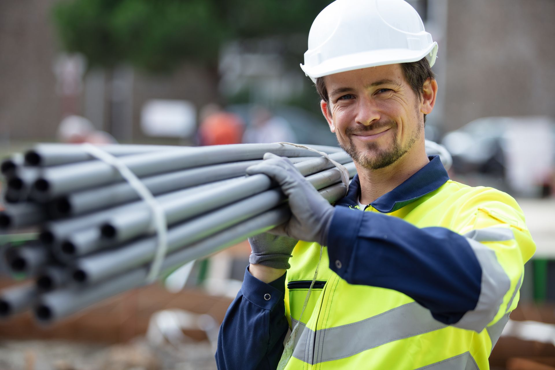 Ouvrier portant des gaines en plastique