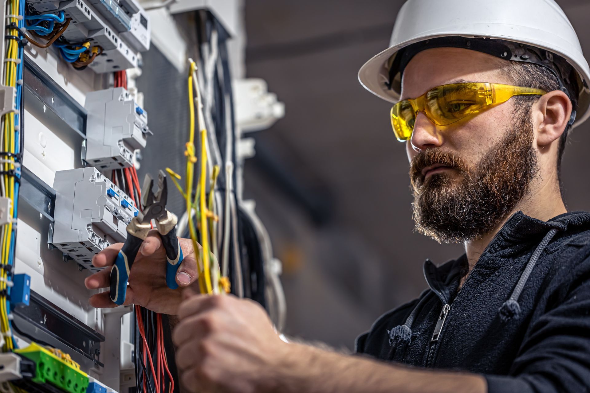 Électricien travaillant sur un tableau électrique