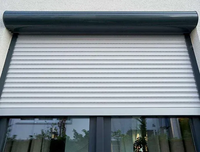 Cucarachas arrastrándose sobre migas y baldosas en el piso cerca de una pared.