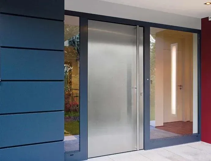 Cucarachas arrastrándose sobre migas y baldosas en el piso cerca de una pared.