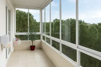 Cucarachas arrastrándose sobre migas y baldosas en el piso cerca de una pared.