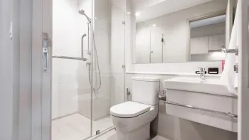 Cucarachas arrastrándose sobre migas y baldosas en el piso cerca de una pared.