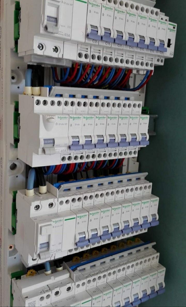 Un électricien vérifie que le courant passe