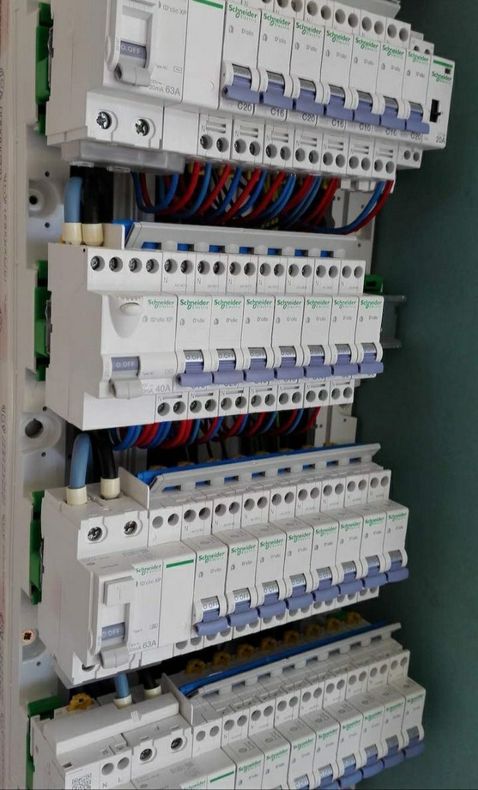 Un électricien vérifie que le courant passe