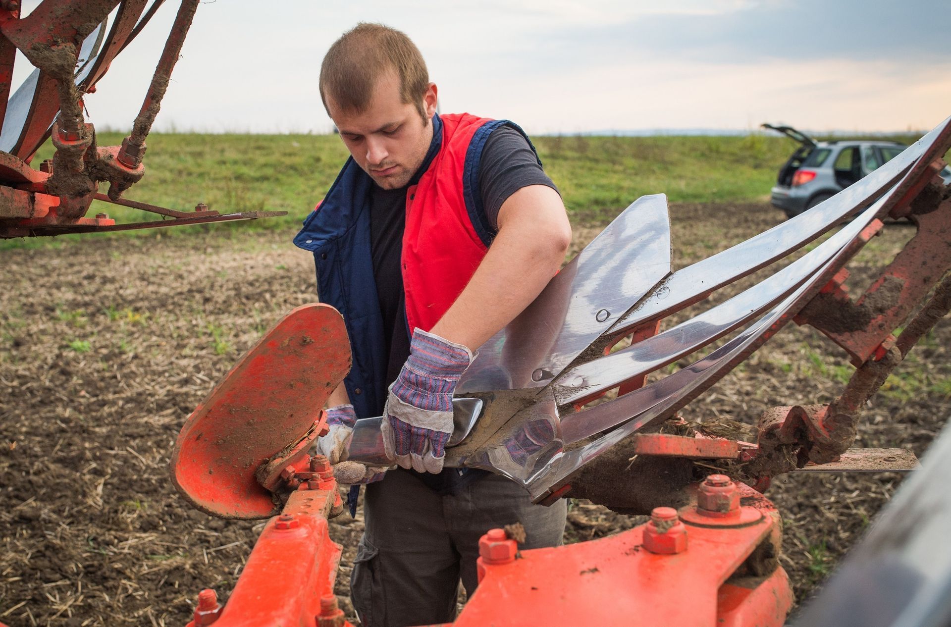 Un hombre está trabajando con un arado en un campo.