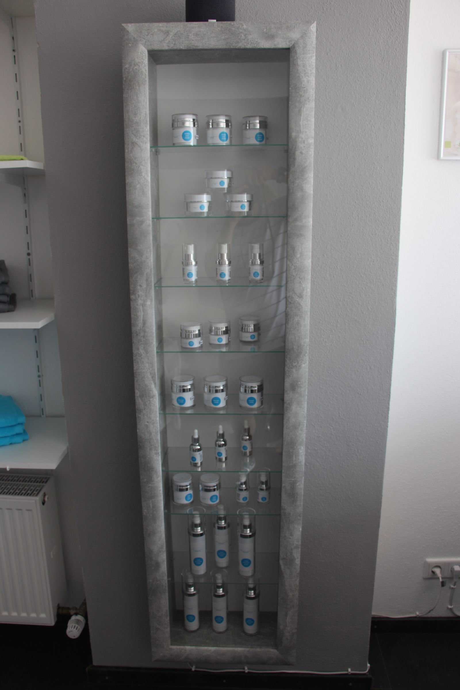 Foto Regal mit Pflegeprodukten