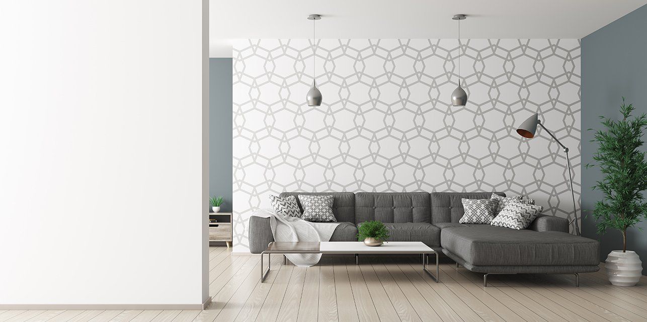 Salon avec papier peint aux formes géométriques.