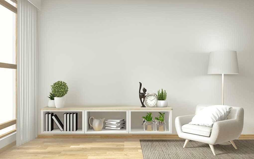 Salon minimaliste, couleurs claires.