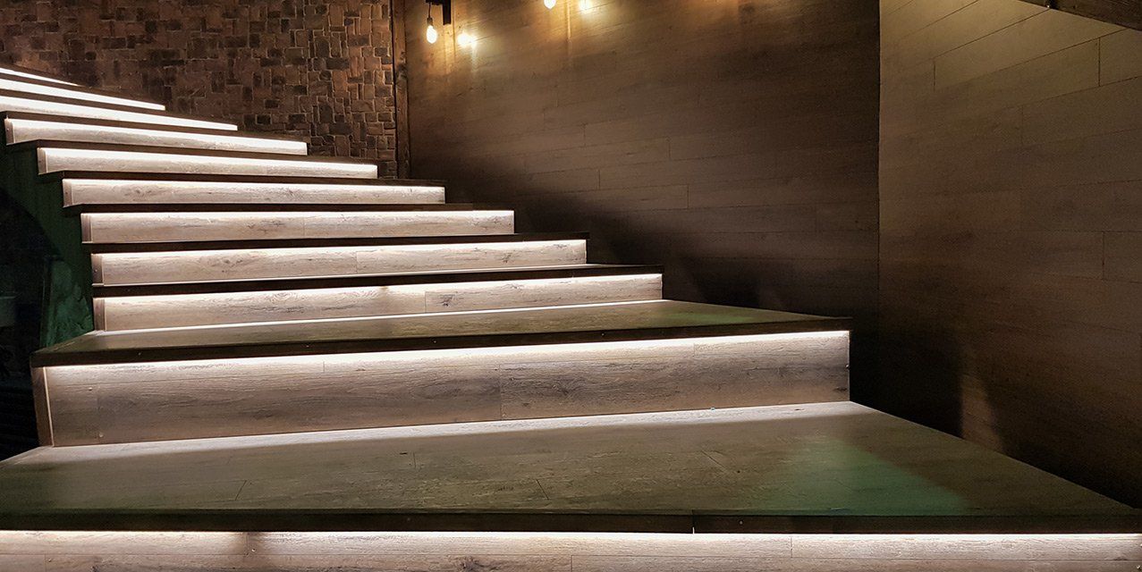 Escalier en bois cérusé blanc.