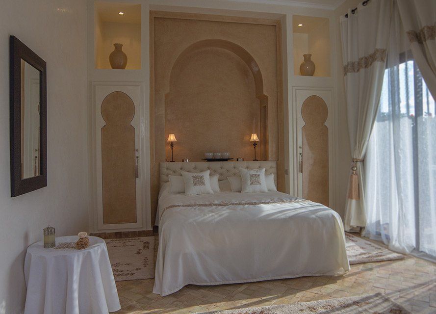 Chambre marocaine, enduit effet tadelakt aux murs.