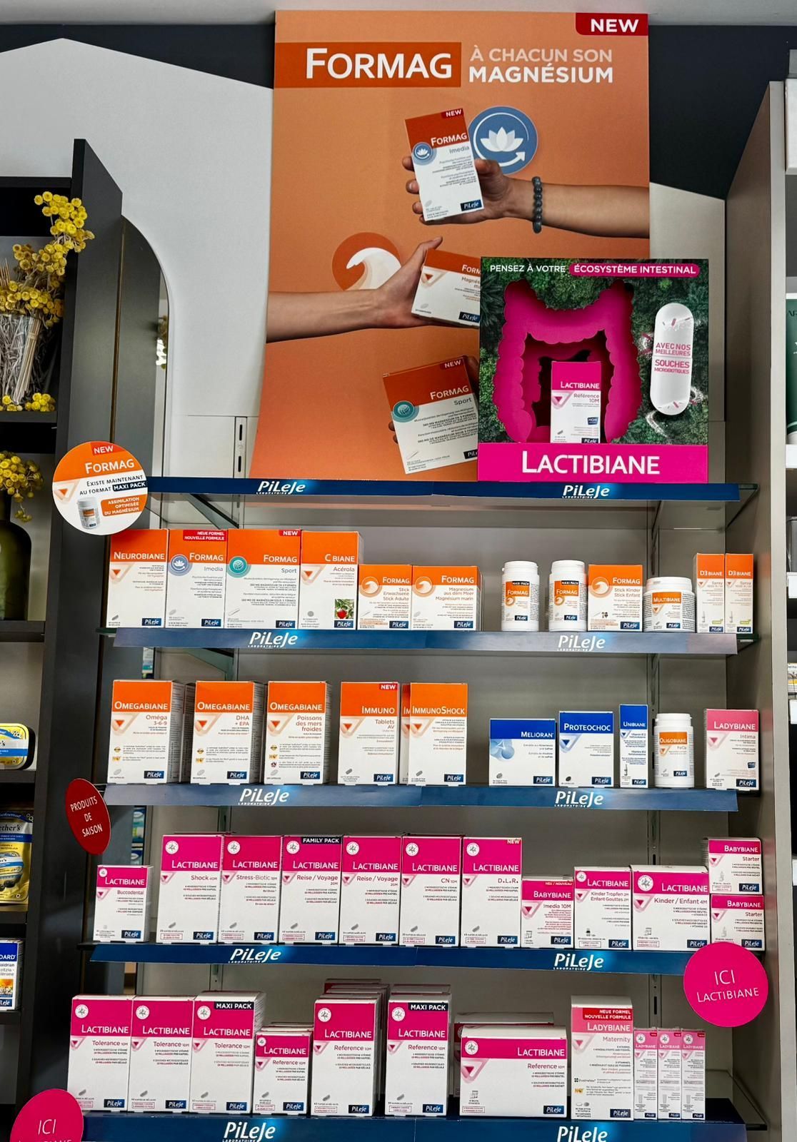 Présentoir de produits de soin des ongles Poderm avec une femme en haut. Emballage blanc, rouge et bleu.