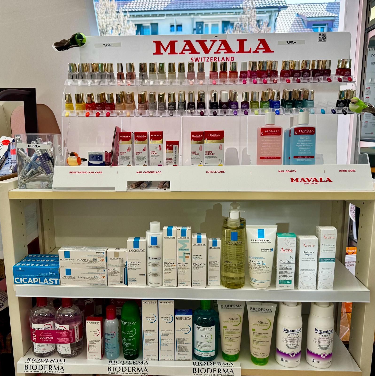 Des étagères remplies de produits de soin pour la peau, notamment des flacons, des tubes et des contenants, avec des plantes et une figurine sur l'étagère du bas.