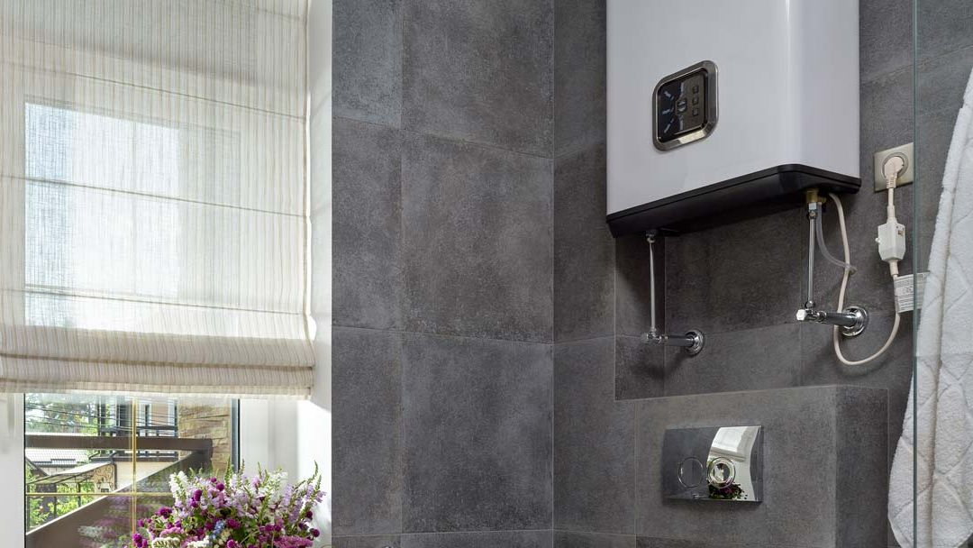 Chauffe-eau installé dans une salle de bains grise
