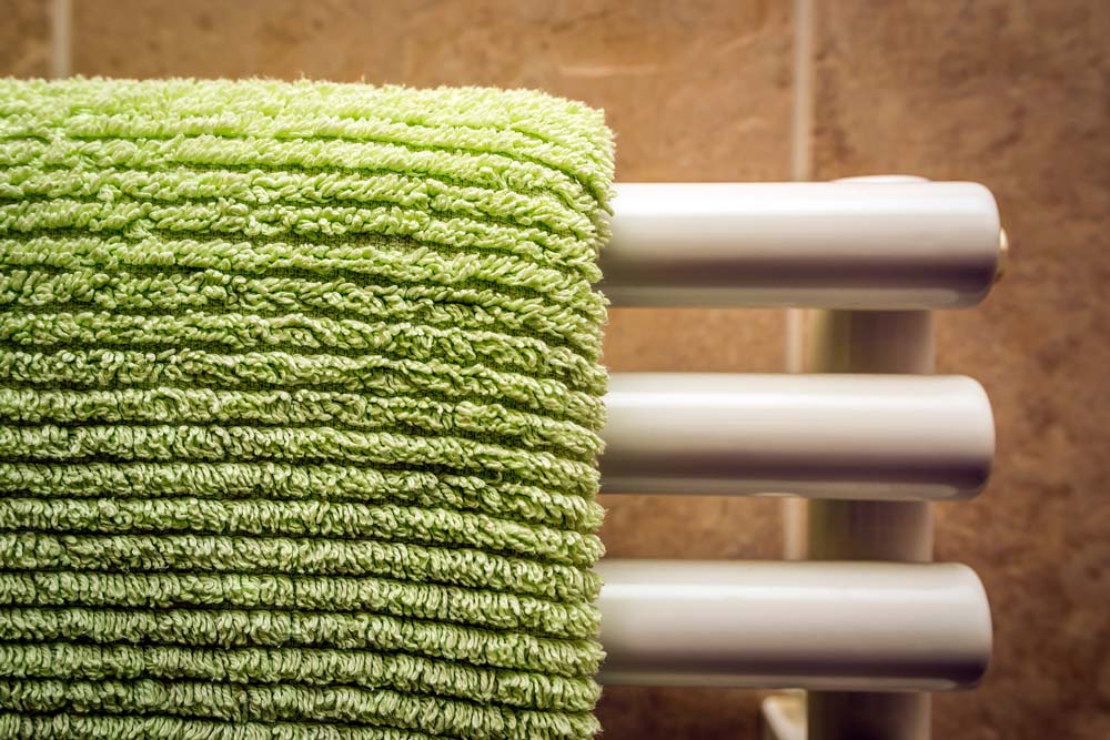 Sèche-serviettes avec une serviette verte