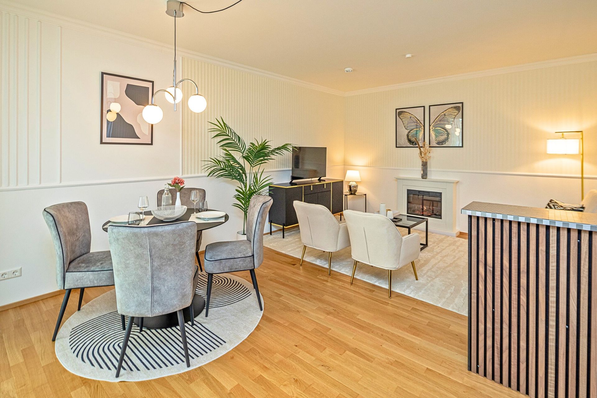 Essbereich in einem Boutique Apartment in Dresden mit rundem Esstisch, Designstühlen und stilvoller Einrichtung