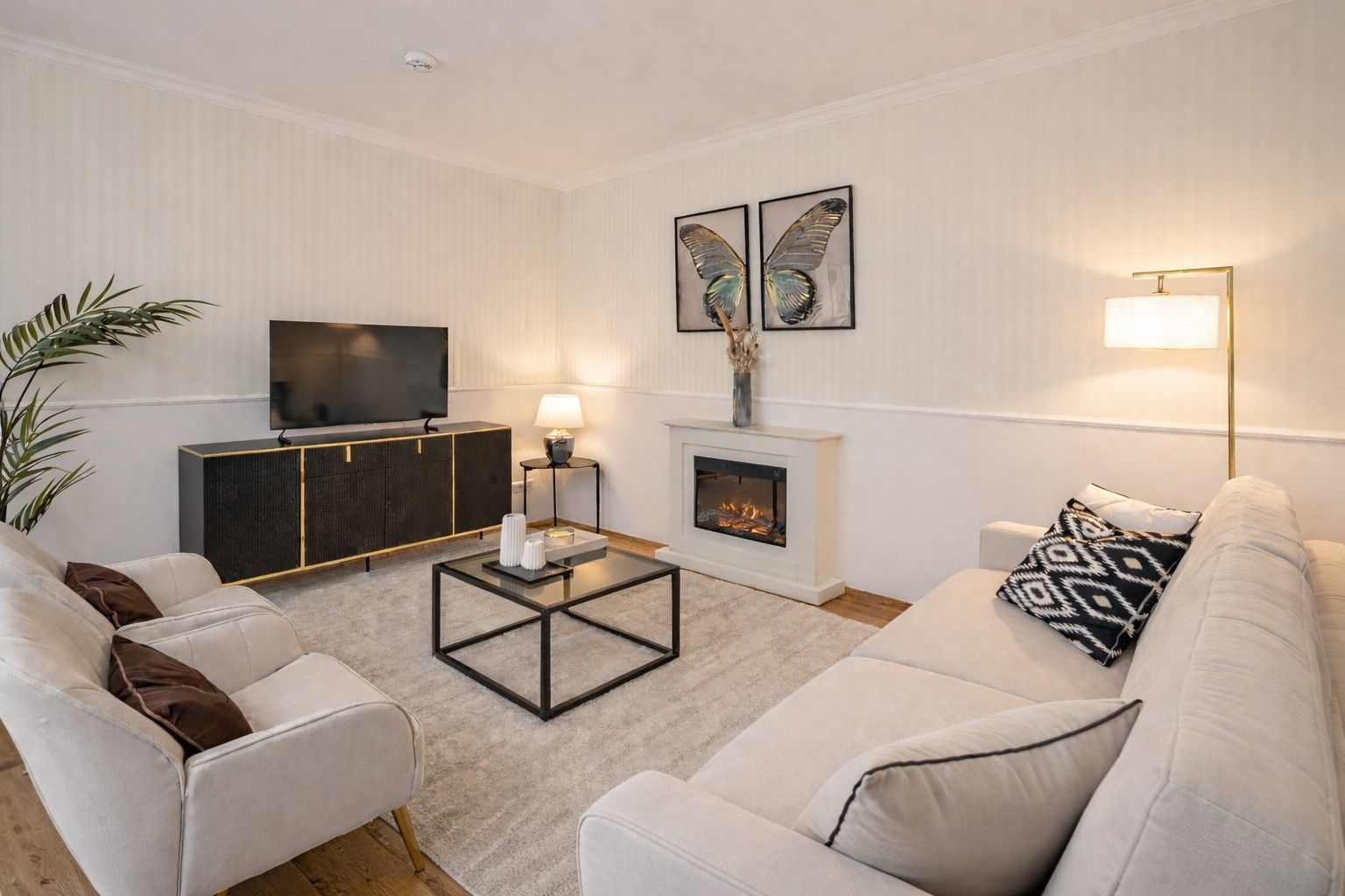 Essbereich in einem Boutique Apartment in Dresden mit rundem Esstisch, Designstühlen und stilvoller Einrichtung